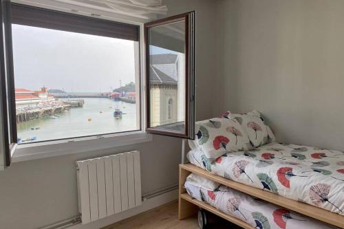 1 dormitorio con cama y ventana con vistas al puerto en Vivienda con impresionantes vistas/apartamento Artza en Bermeo