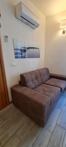 a brown leather couch in a living room at Soggiorno dell Agnolo in Florence