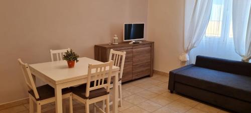 a living room with a table and a couch at Soggiorno dell Agnolo in Florence