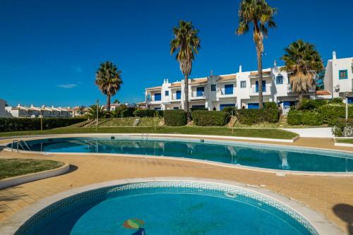 3 bedroom apartment in Oura Albufeira with amazing pool at walking distance to beach, strip and old town, WIFI and AC, private condo