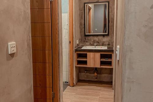 Fotografie z fotogalerie ubytování RedDoorz Hostel Near Ngurah Rai Airport Kuta v Kutě