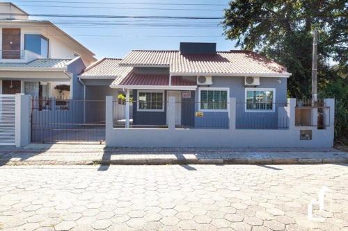 Casa com 04 dormitorios - Saia da rotina e venha viver essa tranquilidade