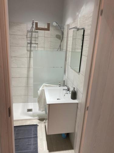 y baño blanco con lavabo y ducha. en Moonlight Apartament en Campo nell'Elba