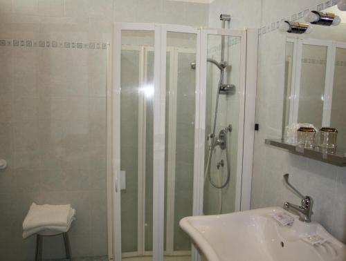 y baño con ducha y lavamanos. en Albergo Ristorante Cicin, en Casale Corte Cerro