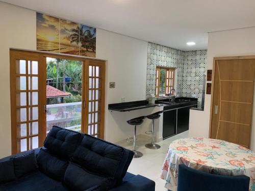 uma sala de estar com um sofá e uma mesa em Sunset Maresias- Casas e Chalés C3 em Maresias