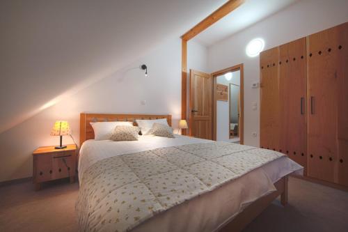 1 dormitorio con 1 cama grande y cabecero de madera en Wine & Tourism Bračko 