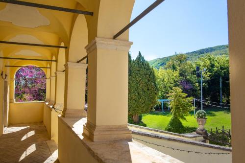 an external view of a house with a view of a garden at Villa Pardi in Manoppello
