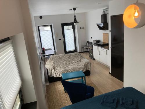 een woonkamer met een bed en een keuken bij Sheepyhead in Dordrecht