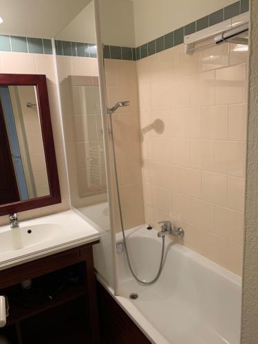 La salle de bains est pourvue d'une douche, d'une baignoire et d'un lavabo. dans l'établissement Appartement dans résidence de vacances, à Biscarrosse