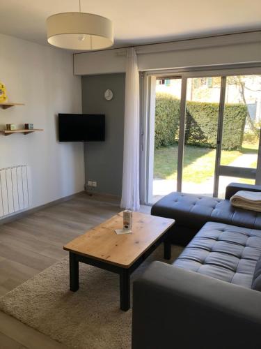 un salon avec un canapé et une table basse dans l'établissement Appartement rénové en duplex à proximité du centre, au Palais