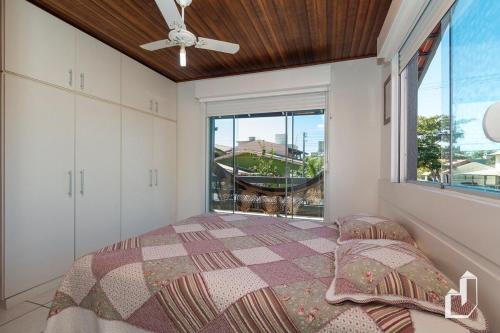 Krevet ili kreveti u jedinici u okviru objekta Casa acolhedora e confortável com 03 dormitórios