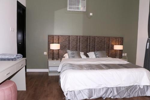 Postel nebo postele na pokoji v ubytování Mandreen Serviced Apartments