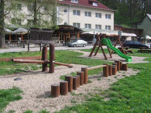 Herní místnost nebo prostor pro děti v ubytování Hotel Skalní Mlýn