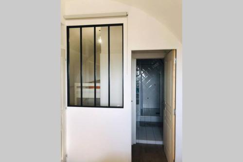 een witte deur met een raam in de gang bij Résidence Port Soleil Duplex T3 46 m2 climatisé in Gruissan