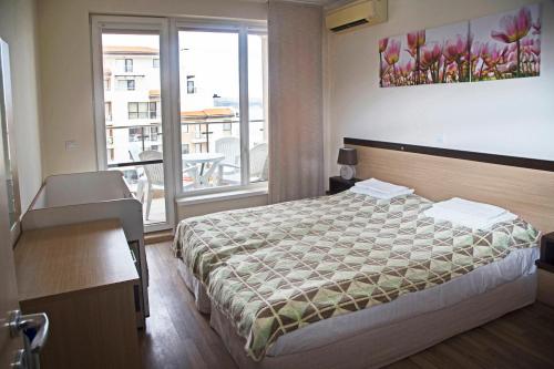 Habitación de hotel con cama y balcón en Sea view Obzor Beach apartment en Obzor