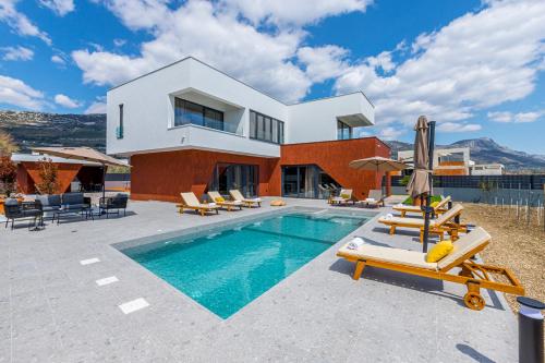 Villa SEVEN HEARTS with heated pool and basketball court near Split