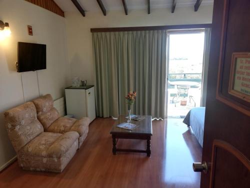 een woonkamer met een bank en een salontafel bij Hotel Rocas de Santo Domingo in Santo Domingo