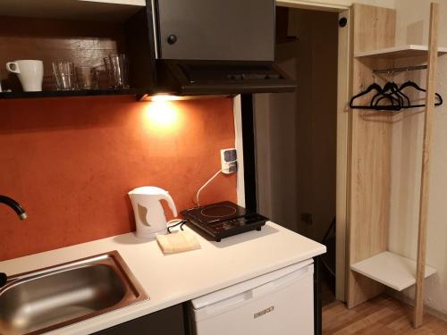 eine Küche mit einer Spüle und einer Arbeitsplatte in der Unterkunft NEXT TIME in Warschau