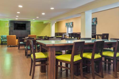a large dining room with tables and chairs at GreenTree Inn San Diego Mission Bay in San Diego