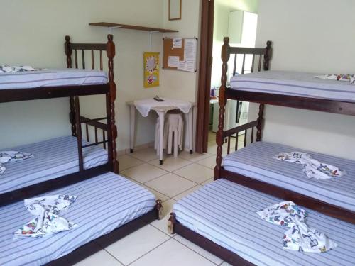 מיטה או מיטות קומותיים בחדר ב-Pousada Difusão Cultural