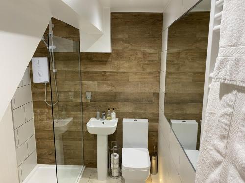 ein Badezimmer mit Toilette, Waschbecken und Dusche in der Unterkunft Grays Cottage in Whitby