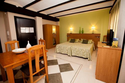 Llit o llits en una habitació de Apartahotel Al Alba
