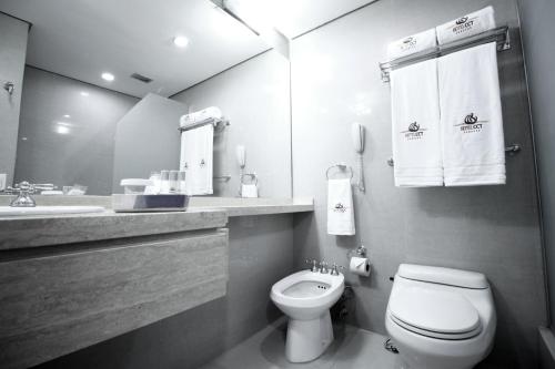 La salle de bains est pourvue de toilettes, d'un lavabo et d'un miroir. dans l'établissement Hotel CCT Caracas, à Caracas