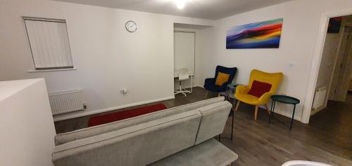 sala de estar con sofá y sillas en Garland Modern Apartment, Dartford 1 with Parking, en Dartford