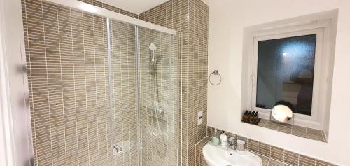 Bilik mandi di Garland Modern Apartment, Dartford 1 with Parking