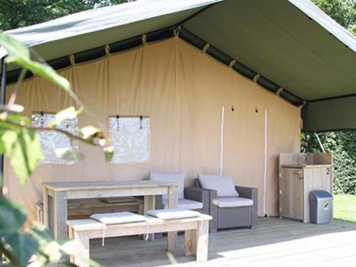 Een zitgedeelte bij Cozy safari tent with kitchen, beach at just 1 km