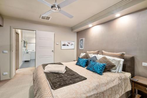 1 dormitorio con 1 cama grande con almohadas azules en About Time Retreats- Studio Seven, en Mansfield