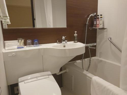Hotel Grand Terrace Obihiro Annex في أوبيهيرو: حمام مع حوض ومرحاض