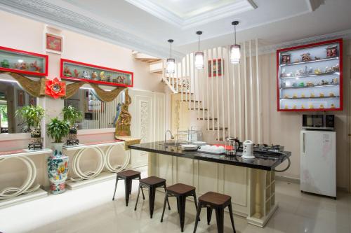 una cucina con bancone e sgabelli in una stanza di Griya QQ Guest House a Yogyakarta