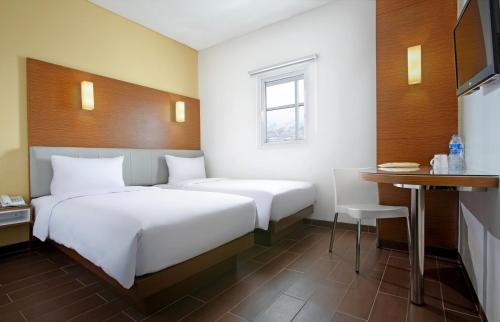 Кровать или кровати в номере Amaris Hotel Season City