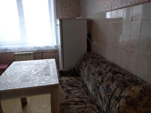ベルツクにあるАпартаменты у Зима - Летоのソファ、テーブル、窓が備わる客室です。