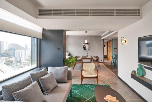 香港的住宿－the Arca，客厅配有沙发和桌子