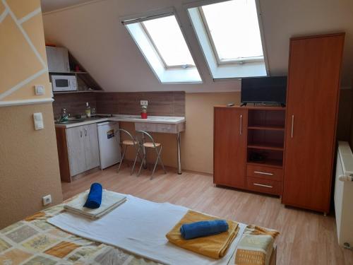 O bucătărie sau chicinetă la Andrea Apartman
