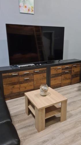a living room with a tv and a coffee table at Flensburg City - 24h in Flensburg