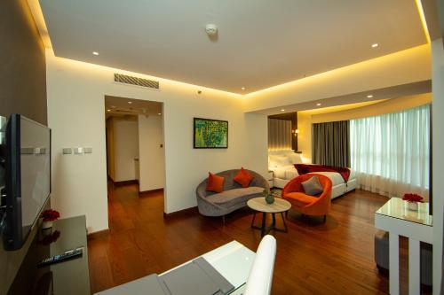 برج رقم واحد للأجنحة في دبي: غرفة معيشة مع أريكة وكراسي وغرفة معيشة