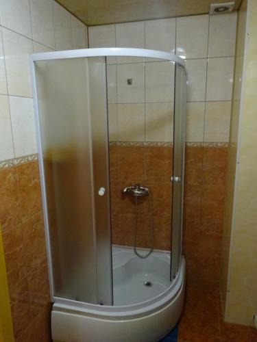 Ένα μπάνιο στο Біля лісу Апартименти з трьома спальнями