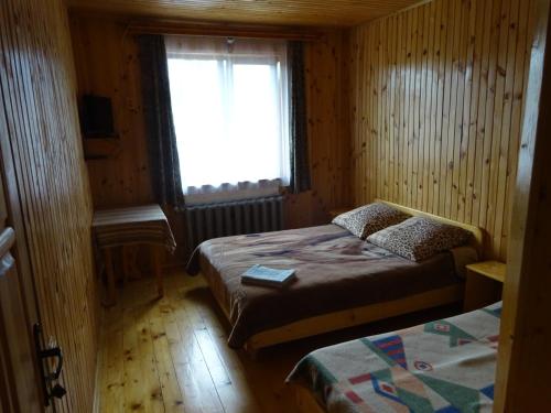 Ένα ή περισσότερα κρεβάτια σε δωμάτιο στο Біля лісу Апартименти з трьома спальнями