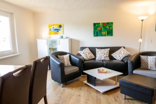 a living room with a couch and chairs and a table at Ferienwohnung Sonnenseite in Freest