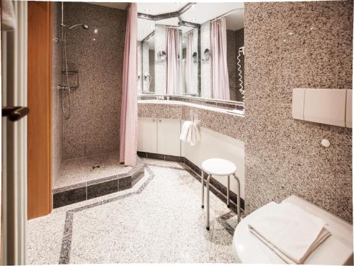 een badkamer met een douche en een wastafel bij Dünenpark Binz - Klassik Ferienwohnung mit 1 Schlafzimmer und Balkon im Obergeschoss 018 in Binz