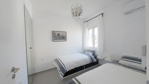 Tempat tidur dalam kamar di KYMA Apartments - Athens Acropolis 4