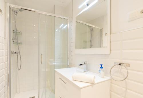 A bathroom at Urbe10 Plaza de la Constitucion 1 Bedroom Apartment