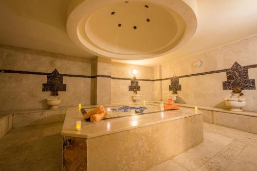 シダにあるSide Alegria Hotel & Spa - All Inclusive-Adult Onlyの天井にシンクが付いた客室です。