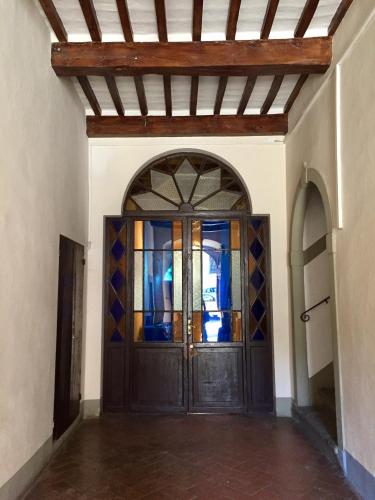 a door with stained glass in a hallway at Suite Romantica con Giardino in Dimora Storica - Camera e Appartamento - B&B Palazzo Robicci in Castiglion Fiorentino