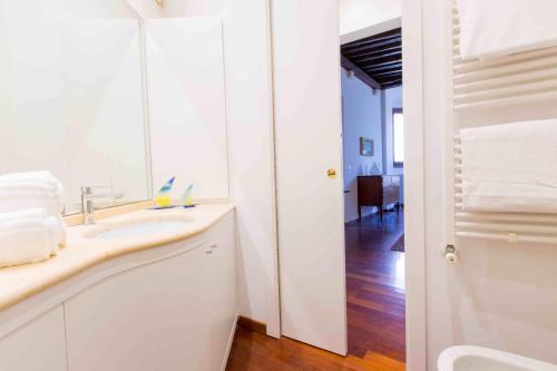 A bathroom at THE ARCH historic accommodation