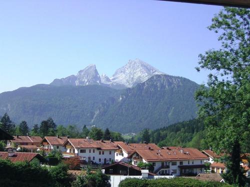 a town with houses and mountains in the background at Ferienwohnung Oshowski in Berchtesgaden