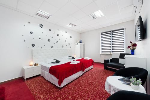 1 dormitorio con 1 cama y alfombra roja en Apartament Solny Wieliczka Centrum 5, en Wieliczka